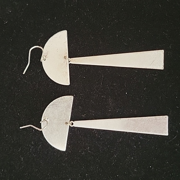 Modern contemporary silver tone earring. - Picture 4 of 4